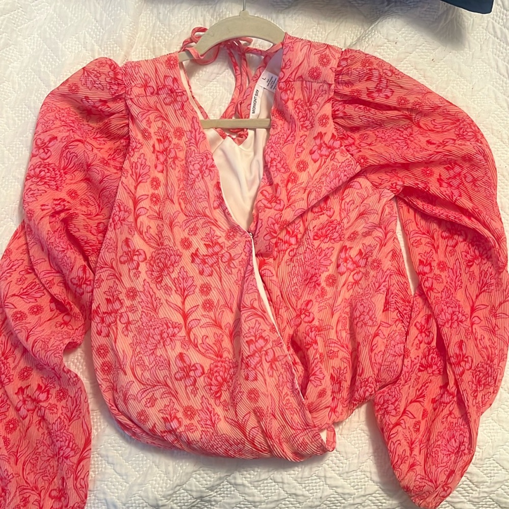 Beautiful puff sleeve going out top!
